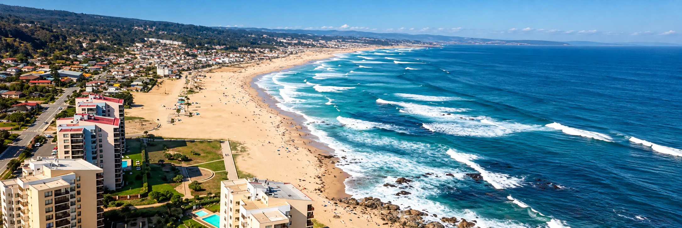 Vista aérea de la playa y la costa de El Tabo